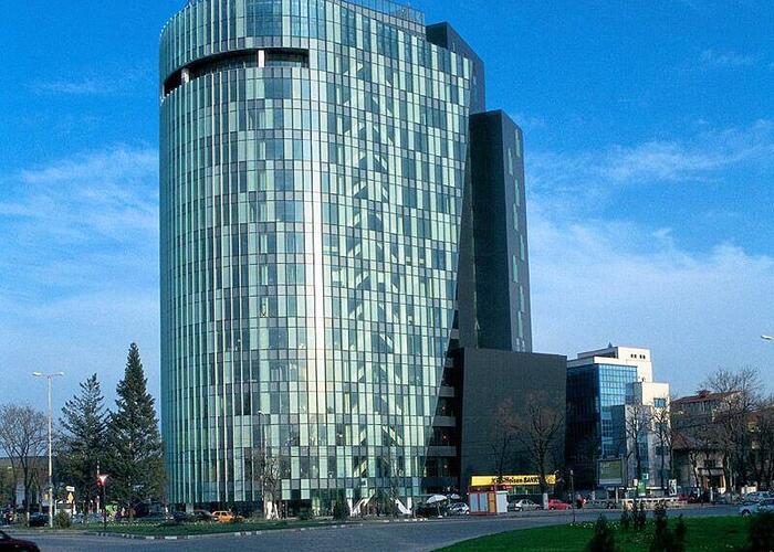Charles de Gaulle Plaza